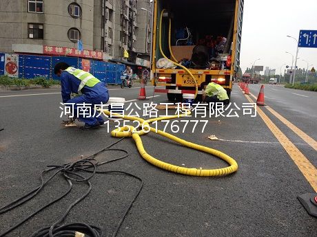 公路注漿施工隊(duì)：冬季日常道路養(yǎng)護(hù)工作，十分重要！